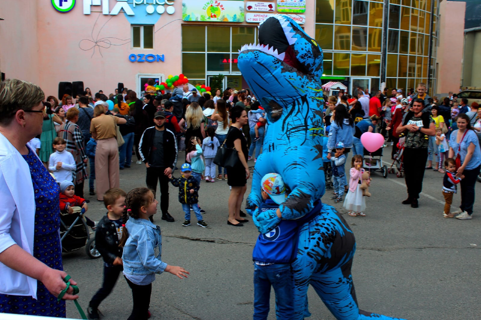 В РАЗНЫХ РАЙОНАХ КИСЛОВОДСКА ПРОШЛИ ДЕТСКИЕ ПРАЗДНИКИ | 02.06.2021 |  Кисловодск - БезФормата